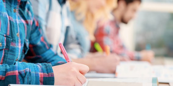 Schüler schreiben im Deutsch-Unterricht